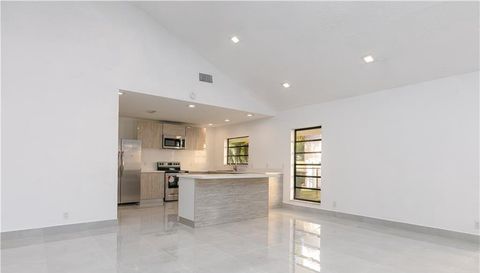 631 Palm Dr