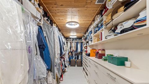 6124 Paradise Point Dr