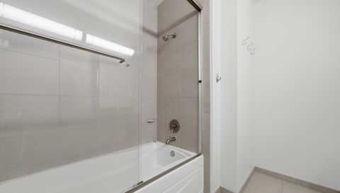 720 N LARRABEE Street