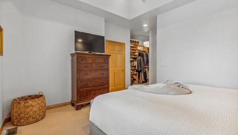 12 Broadway N