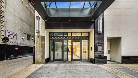 8 W MONROE Street