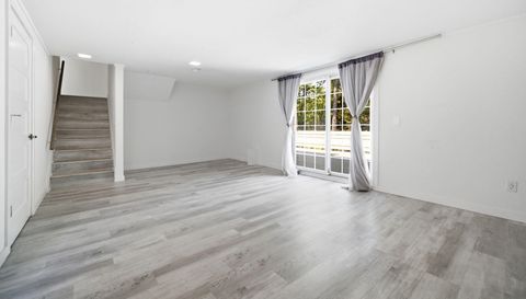 5864 N Oval