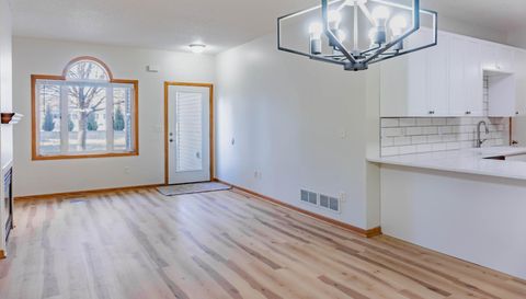 1122 Crystal Place W