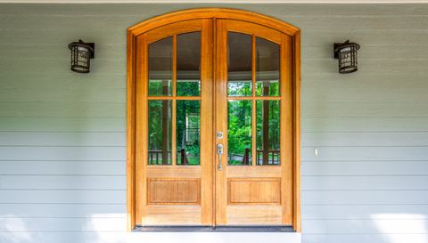 698 Maple Springs Ln