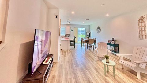 1005 SPRING PALMS LOOP