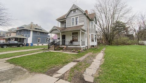 2422 Lawrence Ave