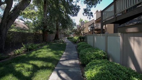 546 Woodside Oaks