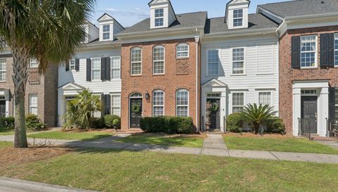 808 Rue Dr