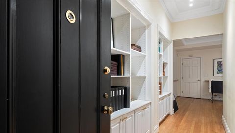 230 E Delaware Place