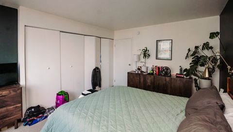 525 W Hawthorne Place