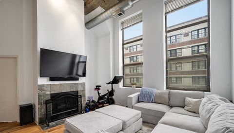 758 N Larrabee Street