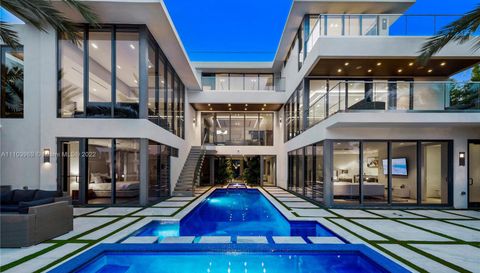 440 Mola Ave
