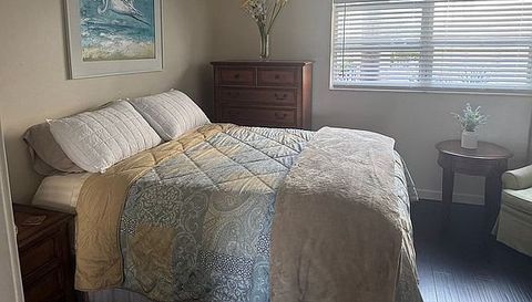 525 Manatee Ct APT 8