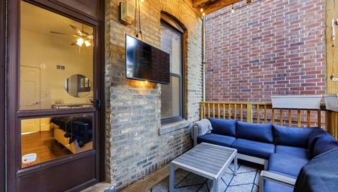 2142 N RACINE Avenue