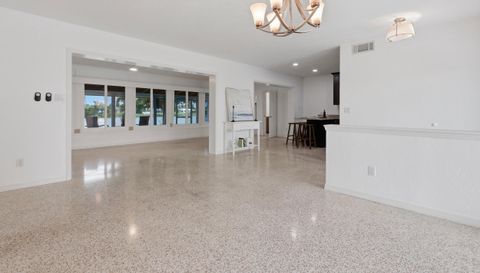 412 W Shade Dr