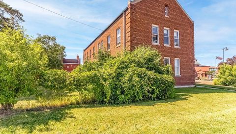 220 Lakeshore Drive E