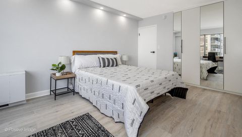 6157 N Sheridan Road