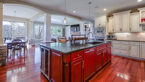 4209 N Oak Pointe Ct NE