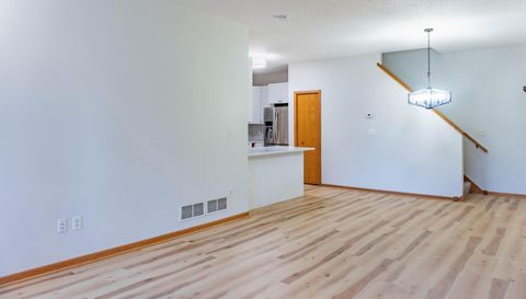 1122 Crystal Place W