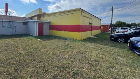 2202 - 2204 N Us Highway 281 Highway N