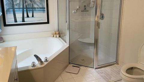 6037 Rossmoor Lakes Court