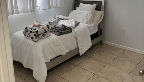 2050 NE 140th St APT 12