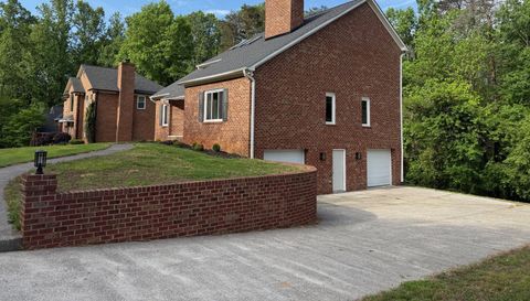 2528 Treetop Ln