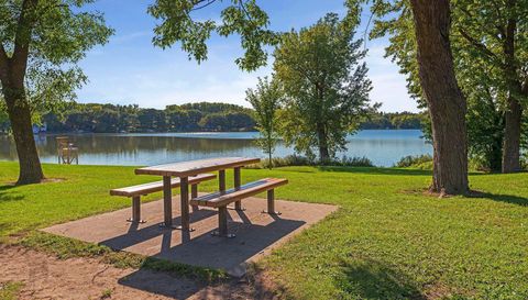 3076 Lexington Avenue N