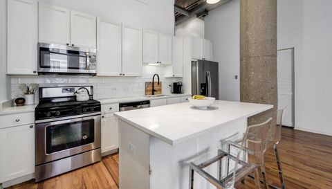 758 N Larrabee Street