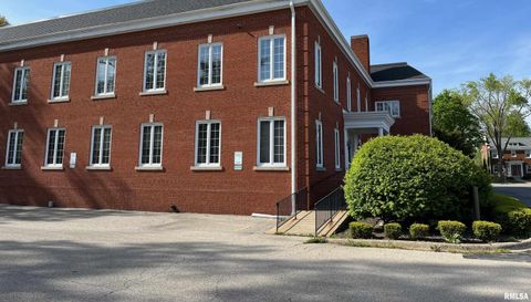 1028 W South Grand Avenue