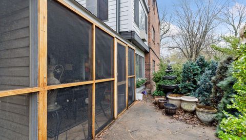 3076 Lexington Avenue N