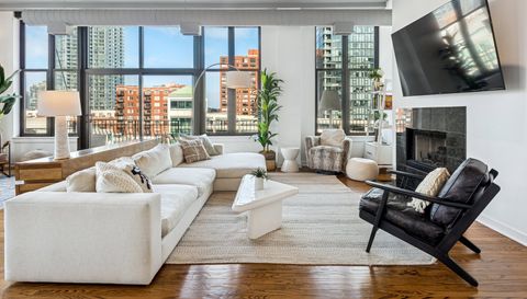 333 W Hubbard Street