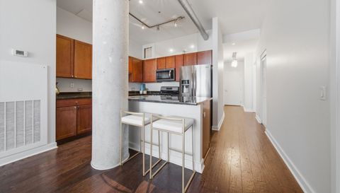 720 N LARRABEE Street