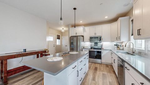 698 Shardlow Place NE