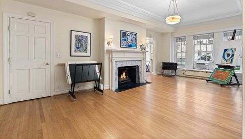 230 E Delaware Place