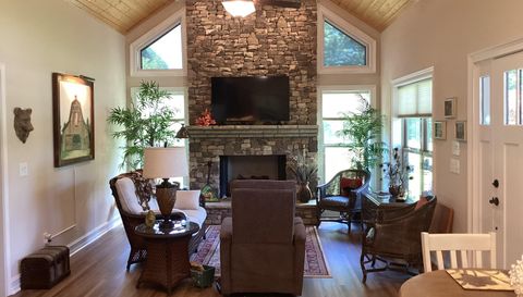 1052 Porter Creek Dr