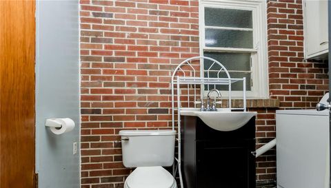 913 E Chain Of Rocks Road