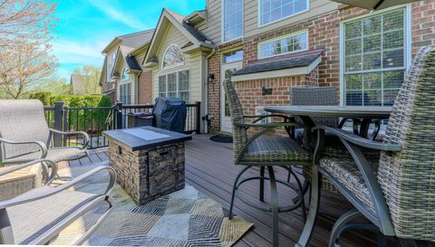44896 Broadmoor Cir S
