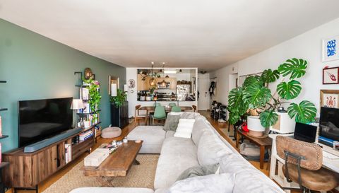 525 W Hawthorne Place