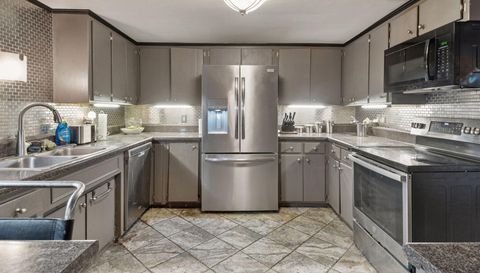 3076 Lexington Avenue N