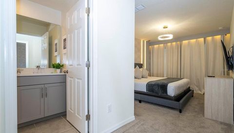 1692 TROPICAL PALMS CIRCLE