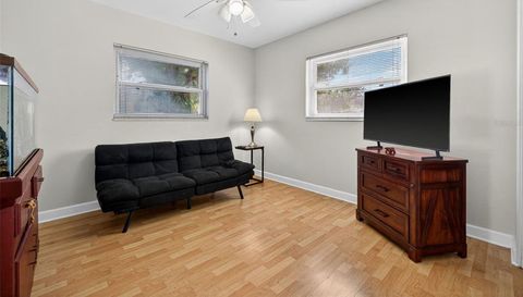 233 NW MADISON CIRCLE N