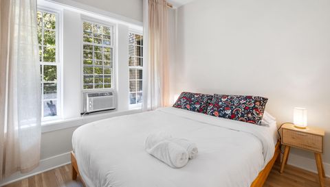 4320 N Clarendon Ave