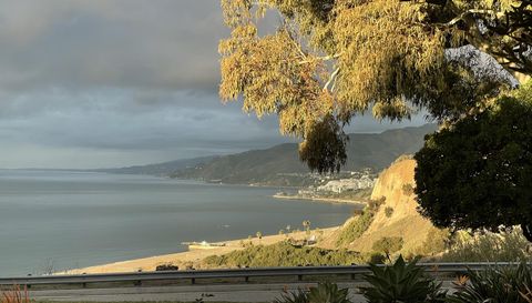 15221 Via De Las Olas