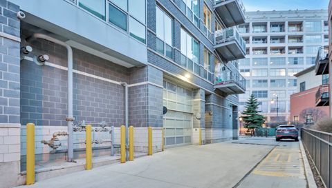 845 N KINGSBURY Street