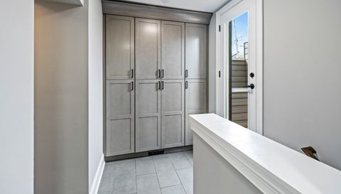 2712 W Sunnyside Avenue