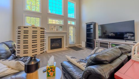 44896 Broadmoor Cir S