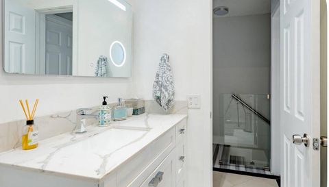 1305 W 53rd St APT 102