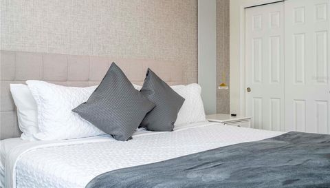 1692 TROPICAL PALMS CIRCLE