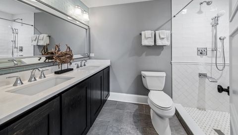 2712 W Sunnyside Avenue